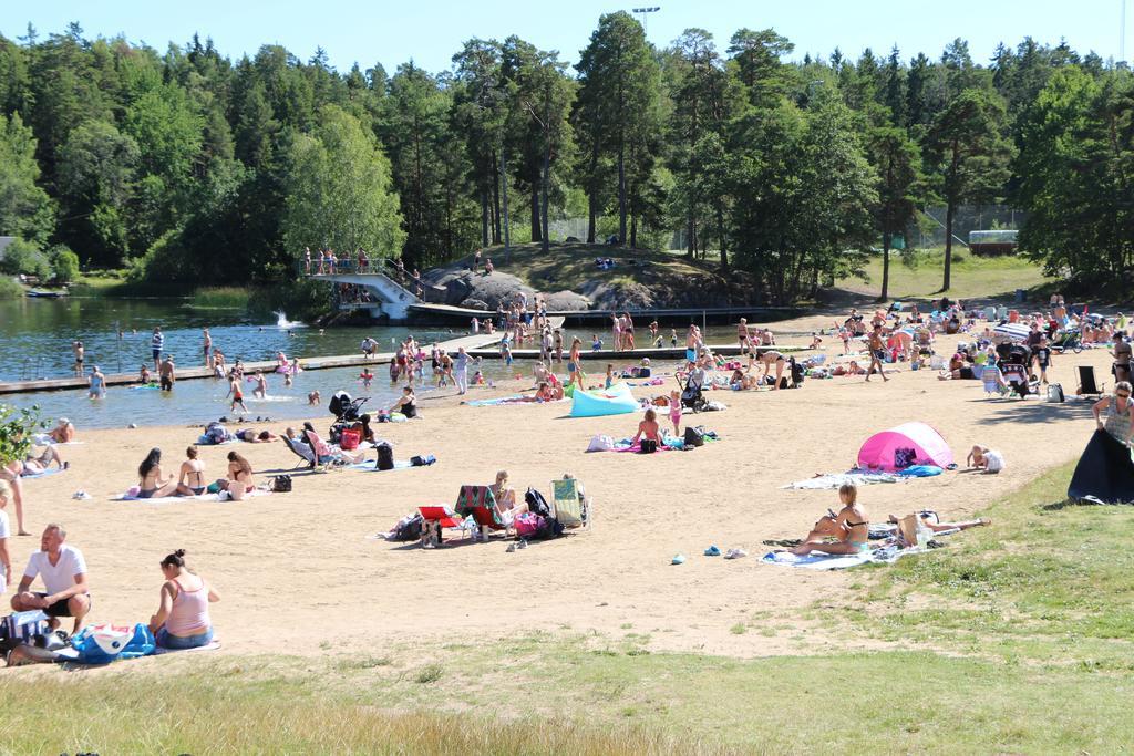 Roesjoebaden Camping & Stugby Соллентуна Экстерьер фото